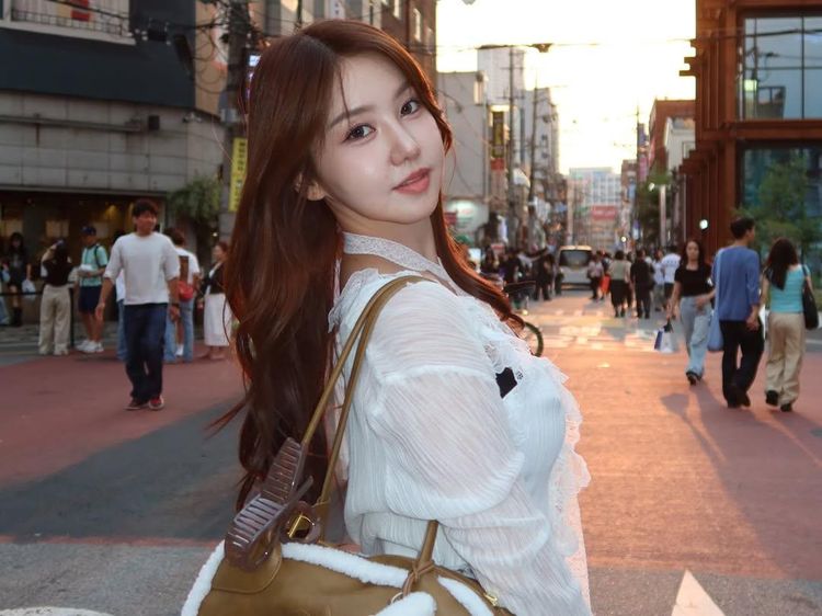 Single Era Vilmei: Nikmati Senja di Jalanan Korea Makan Salt Bread