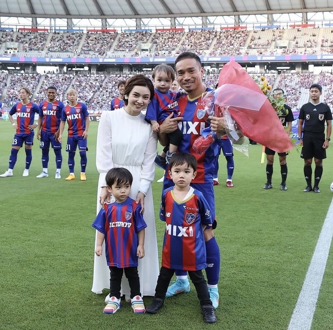 Pemain bek kiri atau bek sayap Timnas Jepang, Yuto Nagatomo, menikahi aktris cantik Airi Taira pada 2017. Dari pernikahan tersebut, Yuto dan Airi tellah dikaruniai 4 orang anak yang semuanya laki-laki. Aira sendiri diketahui telah memulai karier di industri hiburan pada 1999. Ia pernah memenangkan Da Pumps ISSAs Sister Role Grand Prix untuk film Dream Maker. Da Pumps ISSAs Sister Role Grand Prix sendiri adalah ajang pencarian bakat tahun 1999 yang diadakan untuk mencari aktris pendatang baru. Lahir pada 12 Desember 1984, saat ini Aira berusia 41 tahun. Foto: Instagram/@yutonagatomo55