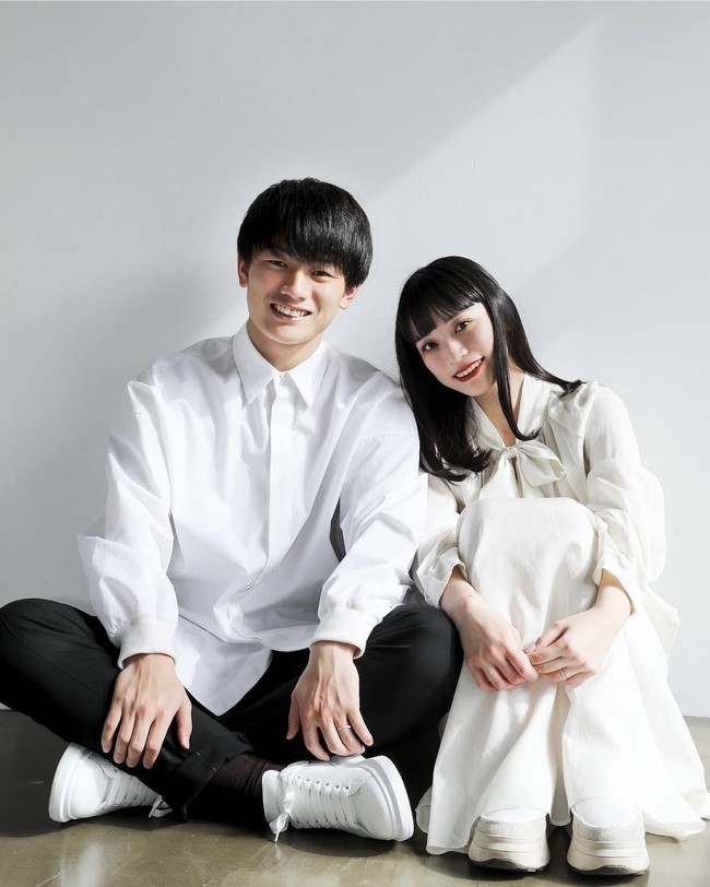 Ayase Ueda yang merupakan striker andalan Timnas Jepang juga diketahui sudah berkeluarga. Ayase menikah dengan Natsuki Yufu pada 9 Februari 2022 dan baru saja dikaruniai seorang putri di tahun 2026. Natsuki sendiri dikenal sebagai seorang model dan konten kreator Jepang. Foto: Instagram/@bee18_official