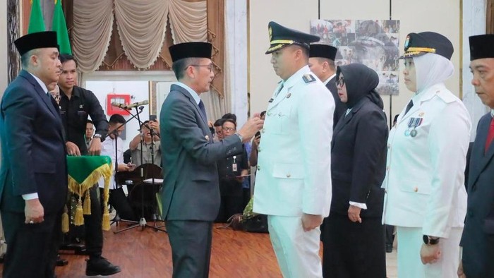 Wali Kota Palembang Ratu Dewa melakukan pelantikan pejabat Eselon II Palembang