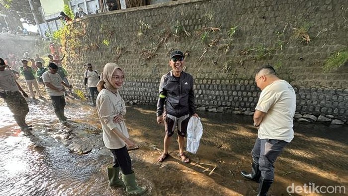 Walkot Vinanda bersihkan sungai di Kota Kediri