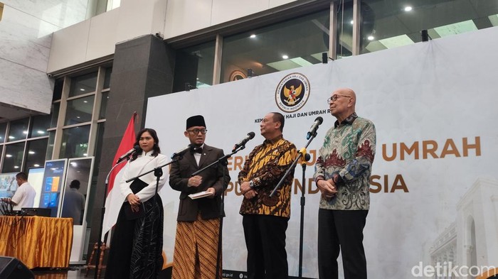 Wamenhaj Dahnil saat konferensi pers bersama Wamenpar, Wamenhub dan Dirut Garuda di Gedung Kemenhaj RI, Jakarta Pusat, Kamis (25/6/2026)
