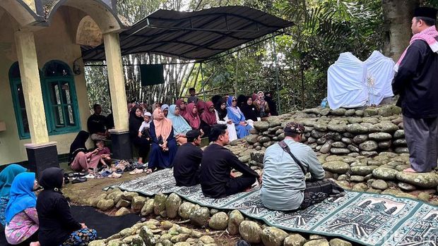 Warga Sindangrasa Ciamis melaksanakan Tradisi Nadran di makam leluhur. Warga Sindangrasa Ciamis melaksanakan Tradisi Nadran di makam leluhur.