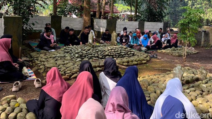 Warga Sindangrasa Ciamis melaksanakan Tradisi Nadran di makam leluhur.