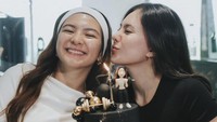 Wulan Guritno lalu memberi petuah untuk Shaloom Razade. Jangan pernah lupa betapa kuatnya impianmu atau kekuatan yang ada di dalam dirimu. Semoga kamu merangkul setiap kesempatan yang datang kepadamu. Percayalah pada diri sendiri seperti aku percaya padamu. Dunia adalah milikmu untuk ditaklukkan! tulisnya. (Foto: dok Instagram wulanguritno)