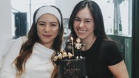 Wulan Guritno membuat surat cinta untuk Shaloom Razade, pemain series Open BO: I Am Campus. Untuk anak sulungku tersayang, @sharazaaa. Selamat ulang tahun, gadis manisku! Melihatmu tumbuh menjadi jiwa yang baik, cerdas, dan indah adalah hak istimewa dalam hidupku. Semoga semua cinta yang kamu berikan kepada dunia kembali kepadamu sepuluh kali lipat, tulisnya dilihat di Instagram, Jumat (26/6/2026). (Foto: dok Instagram wulanguritno)