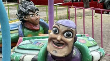 Ada yang aneh dengan Buzz Lightyear dan Goku nih. Foto: Bored Panda