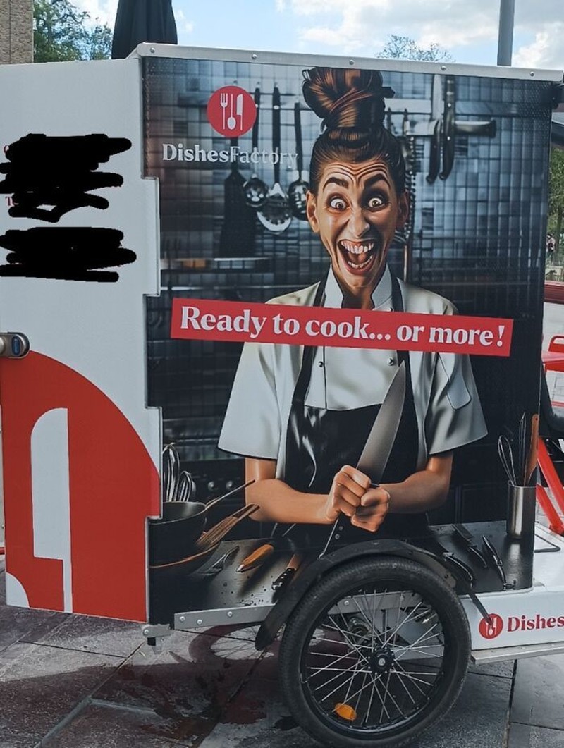 Bukannya membuat orang bahagia ketika melihatnya, sederet desain ini malah menyeramkan. Merinding ih lihatnya. Coba deh tengok nih detikers.