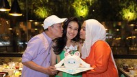 Ayu Ting Ting merayakan ulang tahun bersama keluarga di salah satu restoran all you can eat. Foto: dok instagram Ayu Ting Ting