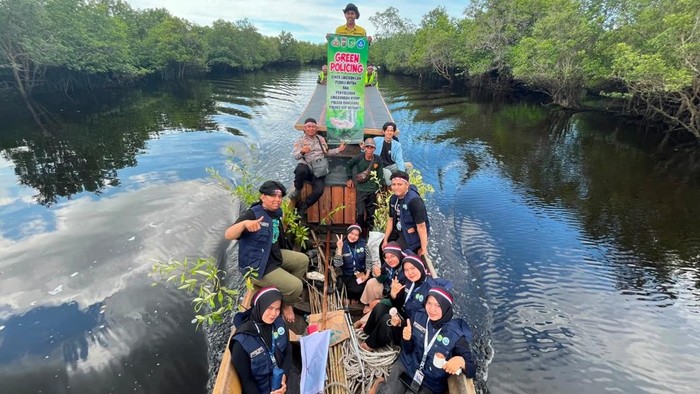 Bhabinkamtibmas dan Mahasiswa KKN menanam mangrove di Pulau Setahun mencegah abrasi, Jumat (26/6/2026).