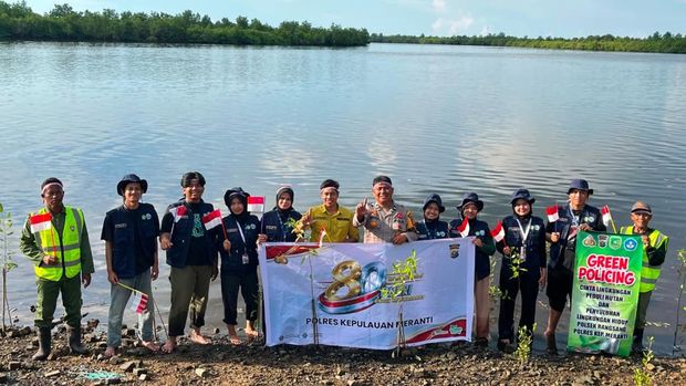 Bhabinkamtibmas dan Mahasiswa KKN menanam mangrove di Pulau Setahun mencegah abrasi Bhabinkamtibmas dan Mahasiswa KKN menanam mangrove di Pulau Setahun mencegah abrasi, Jumat (26/6/2026).
