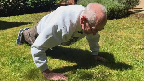 Usianya Nyaris 100 Tahun, Kakek di Inggris Ini Masih Kuat Push-up 40 Kali Sehari