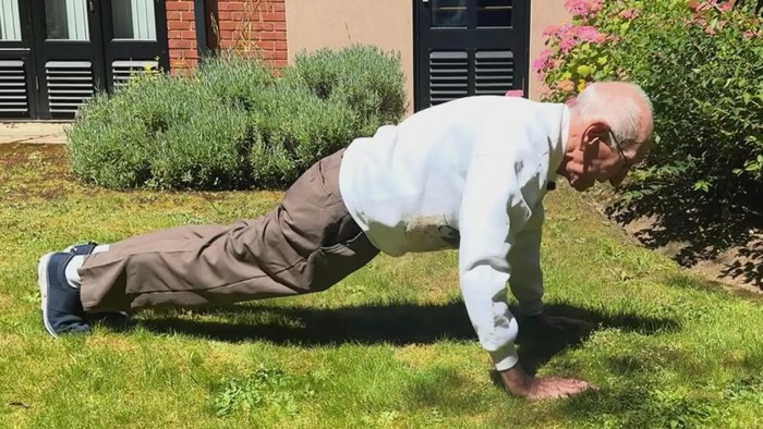 Usianya Nyaris 100 Tahun, Kakek di Inggris Ini Masih Kuat Push-up 40 Kali Sehari