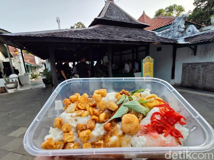 Bubur Suro yang menjadi sajian utama dalam tradisi Suroan di Keraton Kasepuhan