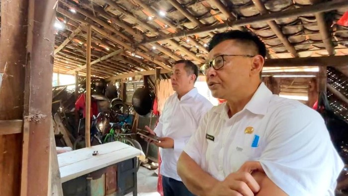 Bupati Karawang Aep Syaepuloh bersama Kadis PRKP Asep Hazar saat meninjau lokasi rumah roboh di Kecamatan Cilamaya Wetan, Kabupaten Karawang