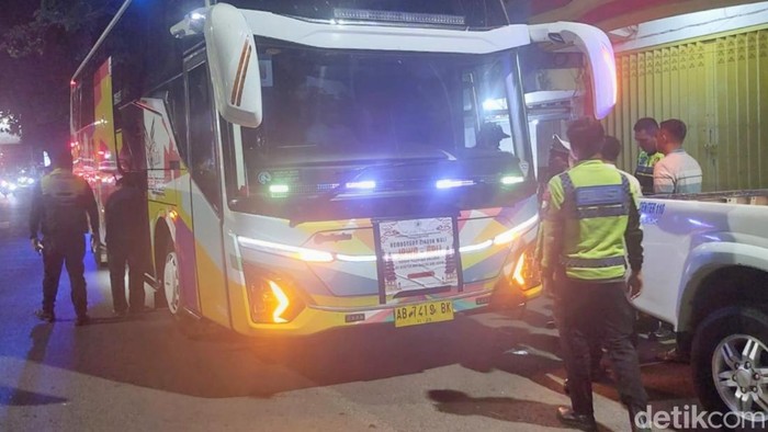 Bus ugal-ugalan di Situbondo