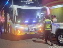 Bus Ugal-ugalan Nyaris Ceburkan Mobil ke Sungai di Situbondo