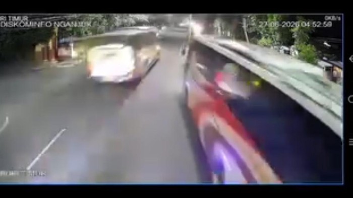 Bus ugal-ugalan di Nganjuk