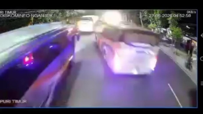 Bus ugal-ugalan di Nganjuk