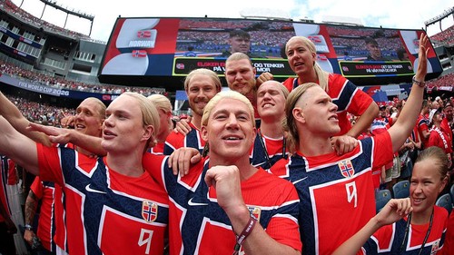 Channing Tatum mencuri atensi publik usai berdandan bak bintang sepak bola Norwegia, Erling Haaland. Ia menjadi salah satu aktor yang menyaksikan pertandingan Piala Dunia 2026.