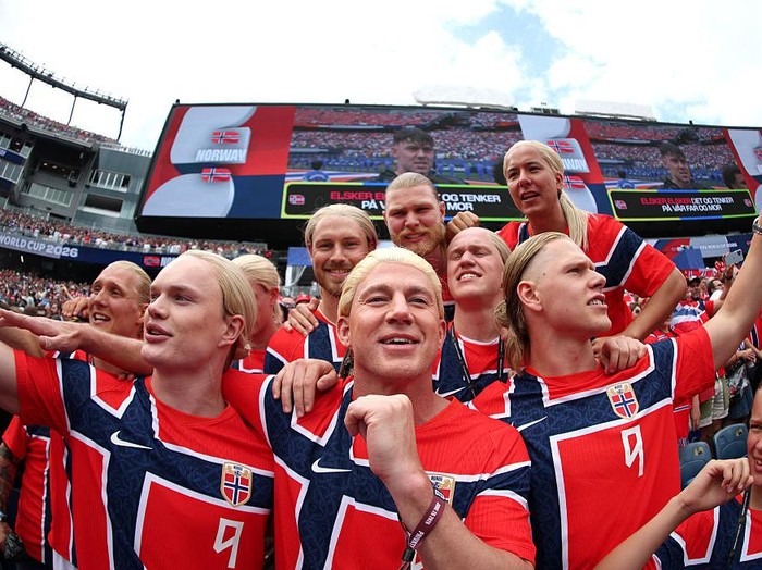 Channing Tatum mencuri atensi publik usai berdandan bak bintang sepak bola Norwegia, Erling Haaland. Ia menjadi salah satu aktor yang menyaksikan pertandingan Piala Dunia 2026.