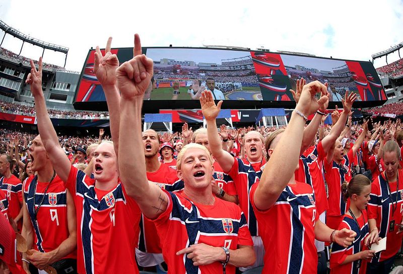 Channing Tatum mencuri atensi publik usai berdandan bak bintang sepak bola Norwegia, Erling Haaland. Ia menjadi salah satu aktor yang menyaksikan pertandingan Piala Dunia 2026.