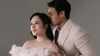Chelsea Islan dan suaminya, Rob Clinton, tengah menunggu kelahiran anak pertama mereka. Saat kami menunggu kedatanganmu, kami sedang menikmati hari-hari terakhir ini, mengetahui bahwa hidup akan berubah dengan cara yang paling indah. Kami sudah mencintaimu lebih dari kata-kata yang bisa diungkapkan, dan kami tidak sabar untuk akhirnya memelukmu. Kapan pun kamu siap, sayang, kita akan berada di sini menunggu dengan sepenuh hati, tulisnya. (Foto: dok Instagram chelseaislan / gidwinata)