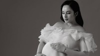 Sulit dipercaya bahwa kita sudah sangat dekat untuk bertemu dengan si kecil yang sudah mengubah hidup kita dalam banyak hal. 9 bulan terakhir ini dipenuhi dengan kegembiraan, tantangan, cinta yang tak ada habisnya, dan begitu banyak antisipasi. Setiap tendangan kecil, setiap malam tanpa tidur, dan setiap tonggak sejarah telah membawa kita selangkah lebih dekat ke momen ini, tulis Chelsea Islan dilihat di Instagram, Sabtu (27/6/2026). (Foto: dok Instagram chelseaislan / gidwinata)