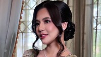 Agum melihat Una adalah sosok wanita karier yang kuat dan juga ibu tangguh demi memperjuangkan kehidupan anaknya. Seorang ibu, kerjanya demi perjuangin anak. Itu sih yang paling saya salutin. (Menerima satu paket) Yes, pastinya. Alhamdulillah sudah pendekatan (dengan anak), kata Agum. Foto: Instagram Story @putriuna