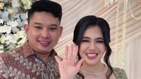 Empat bulananlah. Dari yang empat bulan itu dia sebelumnya sudah mencoba mendekati aku lewat media sosial gitu, tapi akunya kayak masih responsnya masih sekali-sekali gitu. Terus ya udah dia ngajakin aku ketemu itu pun lama juga tuh... Tapi pas satu hari ya udah ketemu itu pun ramai-ramai gitu, dia juga langsung bawa orang tuanya buat kenalan sama aku gitu, jelasnya. Foto: Instagram Story @putriuna