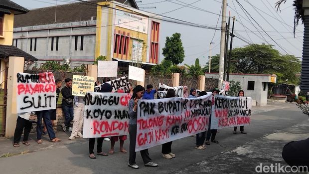 Eks karyawan RSU Griya Mahardhika Jogja di Sewon, Bantul, demo menuntut upah yang belum dibayarkan, Sabtu (27/6/2026).