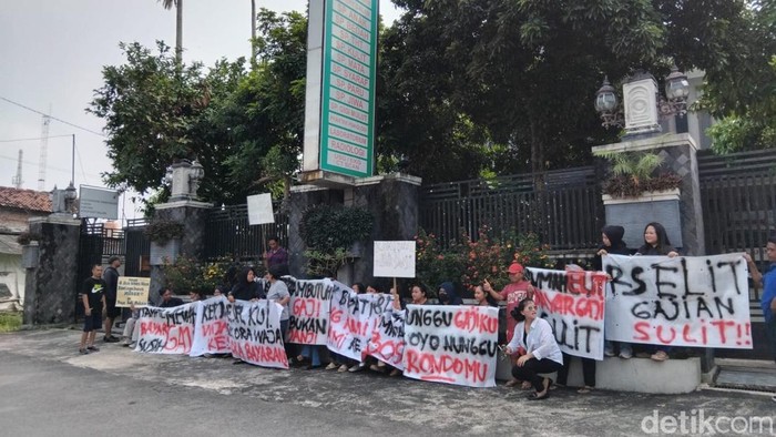 Eks karyawan RSU Griya Mahardhika Jogja di Sewon, Bantul, demo menuntut upah yang belum dibayarkan, Sabtu (27/6/2026).