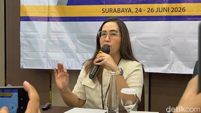 Head of Corporate Communication PT Pegadaian Persero, Riana Rifani saat konferensi pers dalam Uji Kompetensi Wartawan di Hotel Santika Premiere Surabaya, Jumat (26/6/2026).