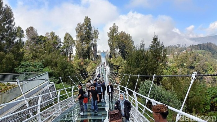 Jembatan Kaca Seruni Point Gunung Bromo dilakukan pre-launching