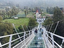 Keindahan Jembatan Kaca Seruni Point Bromo