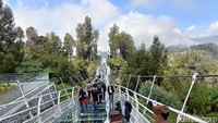 Jembatan kaca yang diklaim sebagai salah satu yang pertama di Indonesia itu menggunakan material laminated glass, yakni perpaduan tempered glass dengan lapisan interlayer SentryGlass Plus (SGP).