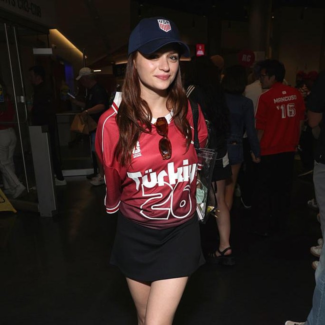 Gaya Joey King Nonton Piala Dunia Curi Atensi, Pakai Jersey Turki, Topi USA