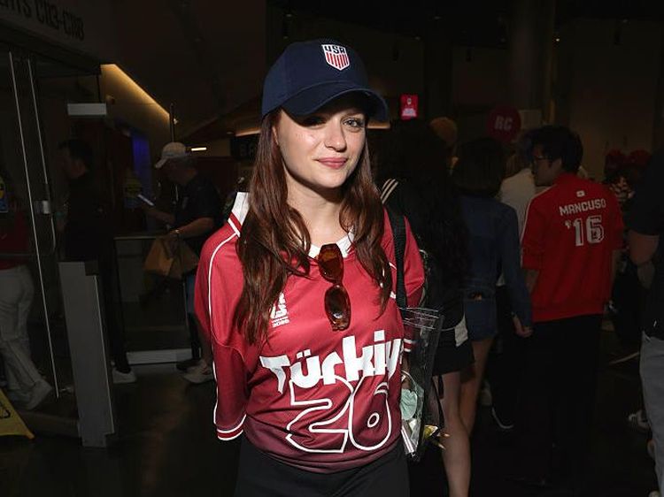 Gaya Joey King Nonton Piala Dunia Curi Atensi, Pakai Jersey Turki, Topi USA