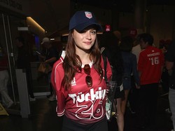 Gaya Joey King Nonton Piala Dunia Curi Atensi, Pakai Jersey Turki, Topi USA