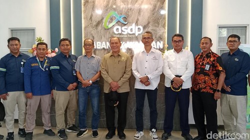 Kadishub NTB bersama Anggota DPR RI Komisi VII Bambang Harjo ketika ditemui di kantor ASDP Cabang Kayangan, Lombok Timur, NTB. Sabtu (27/6/2026)