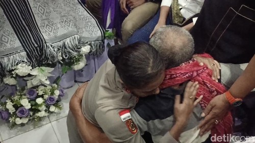 Kapolres TTU, AKBP Eliana Papote, mengunjungi rumah duka dr. Eliana di Kupang, Sabtu (27/6/2026) malam.