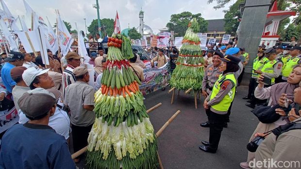 Karyawan SPPG Kabupaten Banyumas demo di Alun-alun Purwokerto, Sabtu (27/6/2026). Karyawan SPPG Kabupaten Banyumas demo di Alun-alun Purwokerto, Sabtu (27/6/2026).