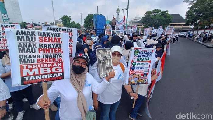 Karyawan SPPG Kabupaten Banyumas demo di Alun-alun Purwokerto, Sabtu (27/6/2026).