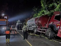Truk Tangki Pertamina Terperosok di Jalur Gumitir, Lalin Buka Tutup