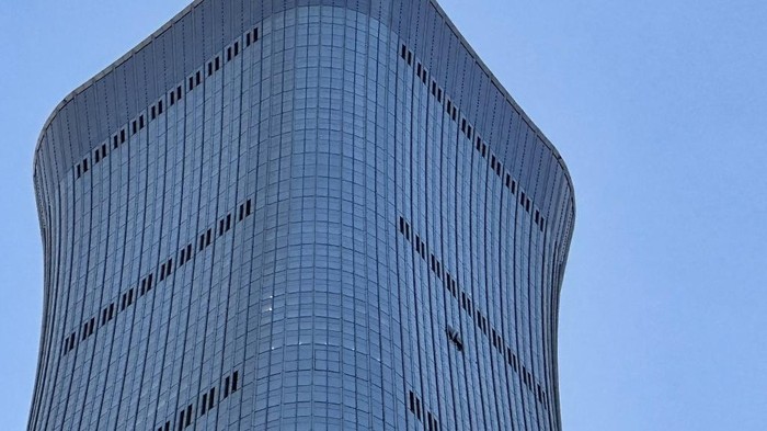 Kerusakan terlihat pada panel kaca gedung CITIC Tower, yang merupakan gedung tertinggi di Beijing, usai ditabrak pesawat kecil (AFP/PETER CATTERALL)