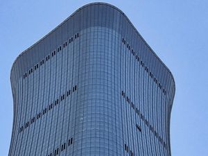 Mirip Vas Raksasa, Ini Wujud Gedung Tertinggi di Beijing yang Ditabrak Pesawat
