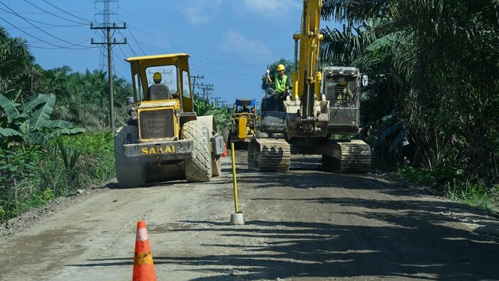 Keterangan foto: Perbaikan jalan rusak di Kabupaten Labuhanbatu (Dok. Diskominfo Sumut)