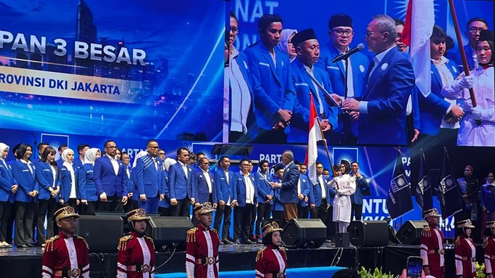 Ketua Umum PAN Zulkifli Hasan melantik Uya Kuya sebagai Ketua DPW PAN DKI Jakarta. (Rumondang/detikcom)