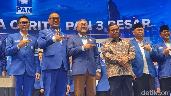 Ketum PAN Zulkifli Hasan menghadiri acara pelantikan Pengurus DPW dan DPD PAN se-Jakarta di Balai Sarbini, Jakarta Selatan. (Rumondang/detikcom)