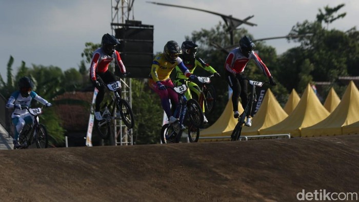 Komet Sukprasert, pembalap BMX tercepat se Asia tengah beradu pacu dengan sejumlah atlet lainnya di Sirkuit Internasional BMX Supercross Muncar - Banyuwangi.